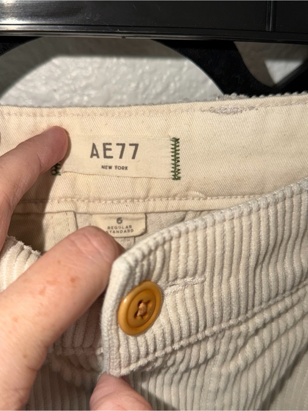 American Eagle AE77 Premium Cream Pleated Corduroy Pants Size 6 - Picture 3 of 4